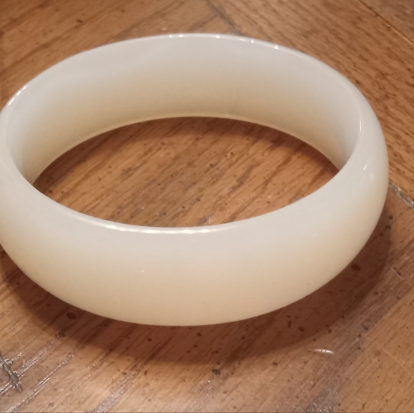 Mutton Fat Jade Bangle - Picture 6 of 8